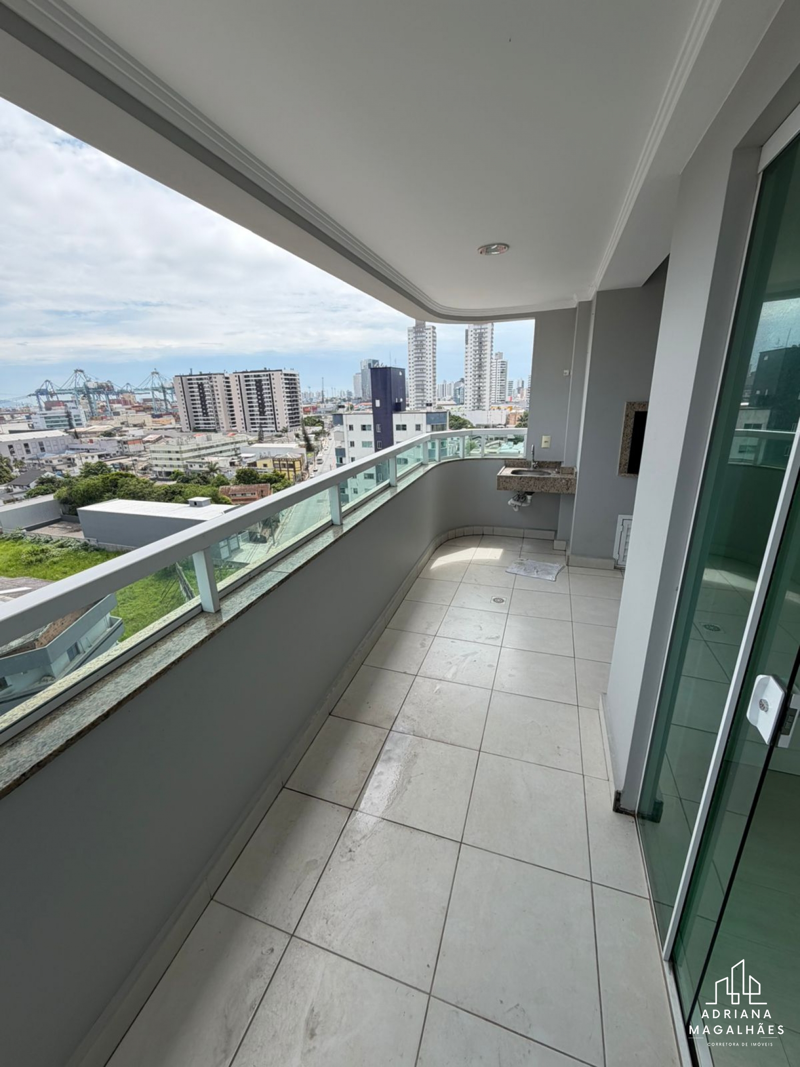 VENDA: Apartamento com 3 dormitórios no Centro de Itajaí. - Viver no Centro de Itajaí é ter a cidade ao seu alcance, com praticidade para o dia a dia e a comodidade de estar perto dos melhores serviços, comércios e opções de lazer. - Apartamentos | Adriana Magalhães Corretora CRECI 35.366